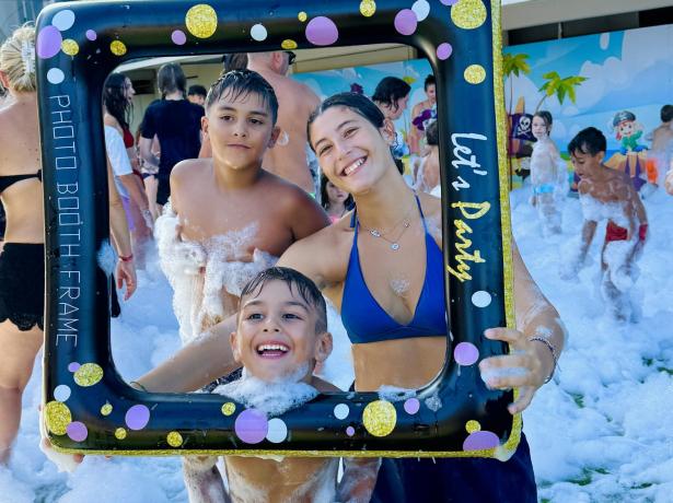 Fête de mousse en plein air avec cadre photo.